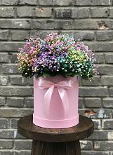 Цветочная композиция из Гипсофила и Розы в шляпной коробке в Нижнегорском