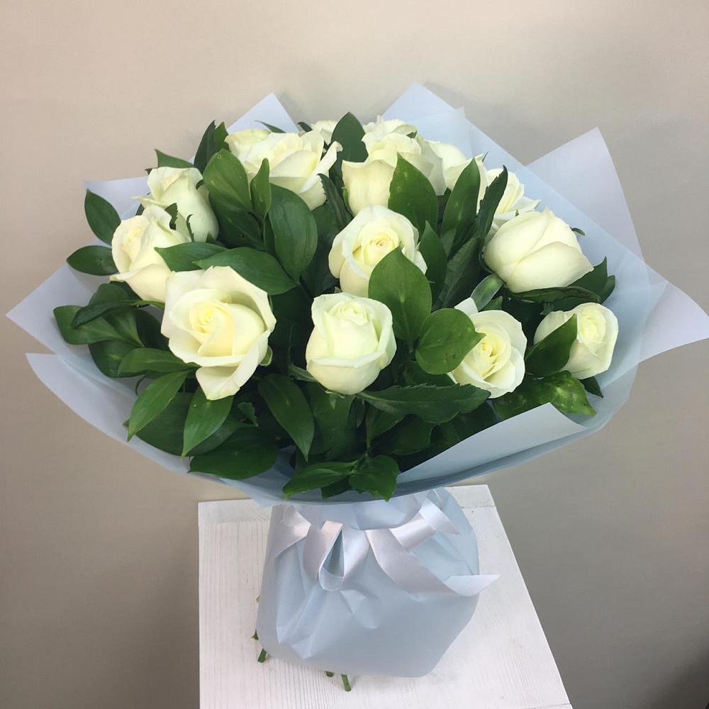Букет 15 Белых роз Проуд в Нижнегорском