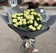 Букет Белые кустовые розы Солинеро в Нижнегорском