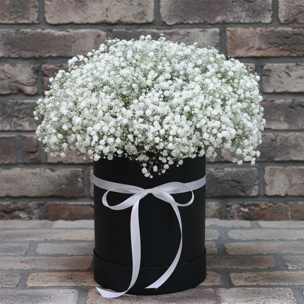 Цветочная композиция из Гипсофила в шляпной коробке в Нижнегорском