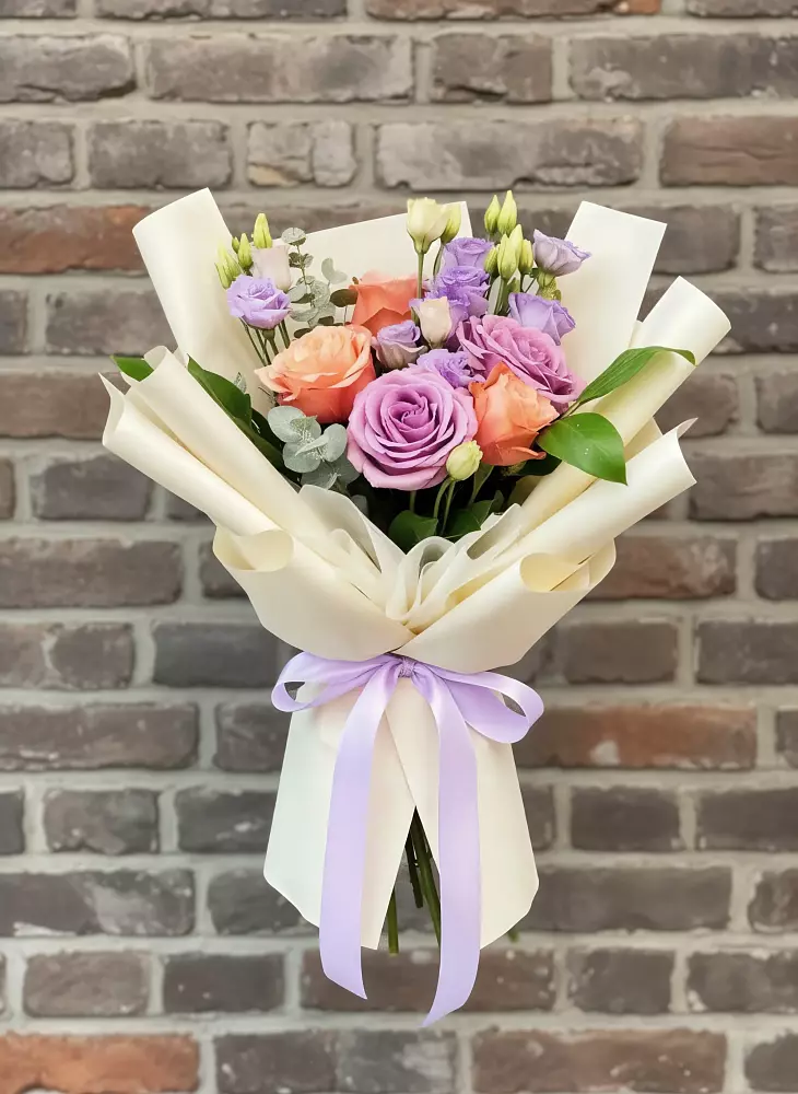 Букет цветов из: Лизиантусы и Розы в Нижнегорском