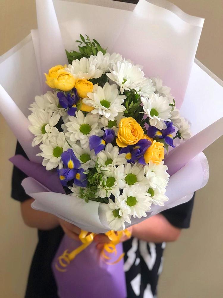 Букет цветов из: Ирисы, Хризантемы и Розы в Нижнегорском