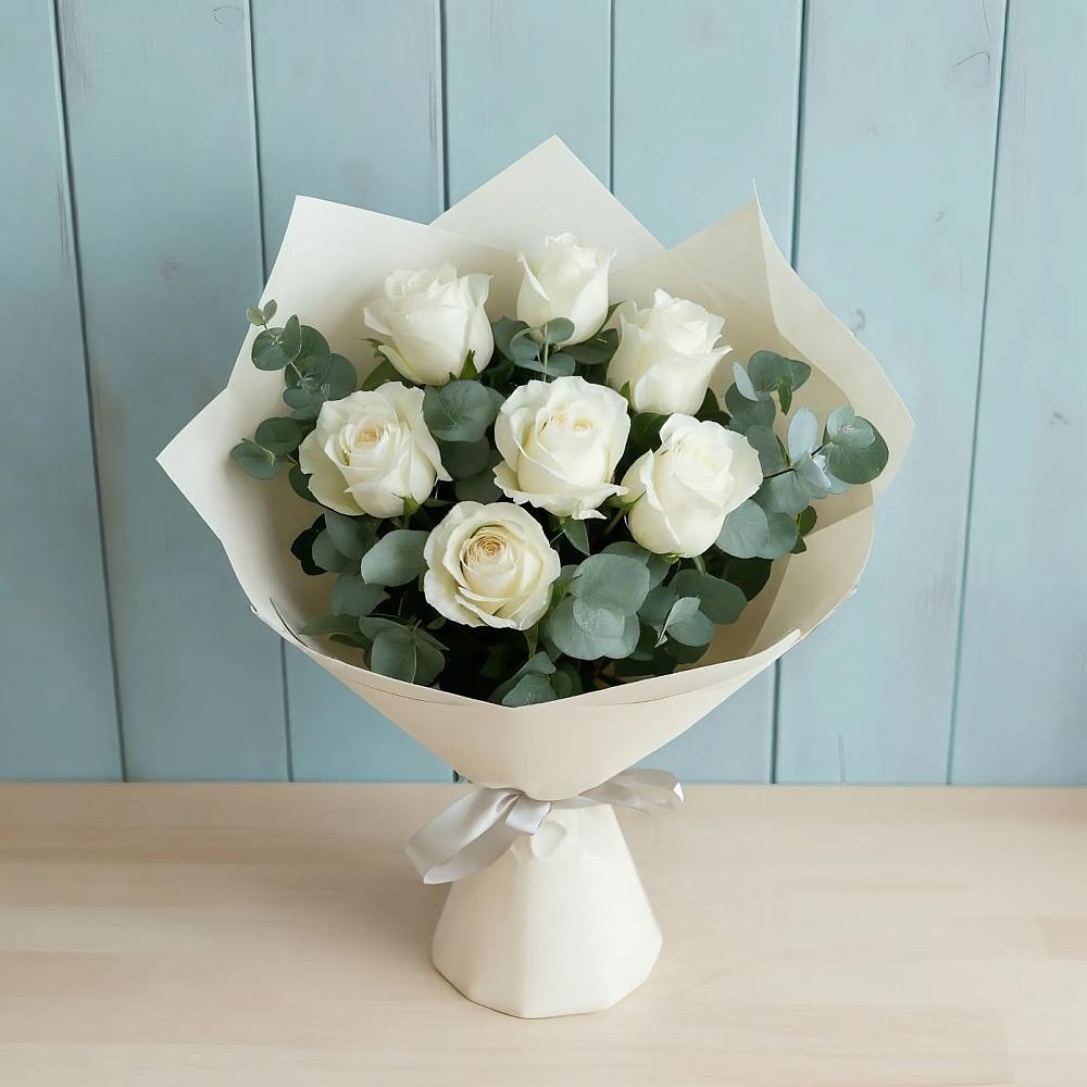 Букет Белые розы в Эвкалипте в Нижнегорском