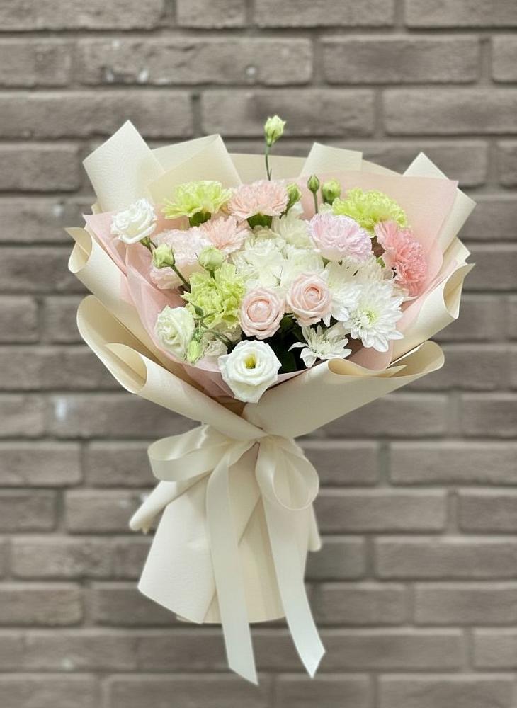 Букет цветов из: Гвоздики, Розы, Лизиантусы и Хризантемы в Нижнегорском