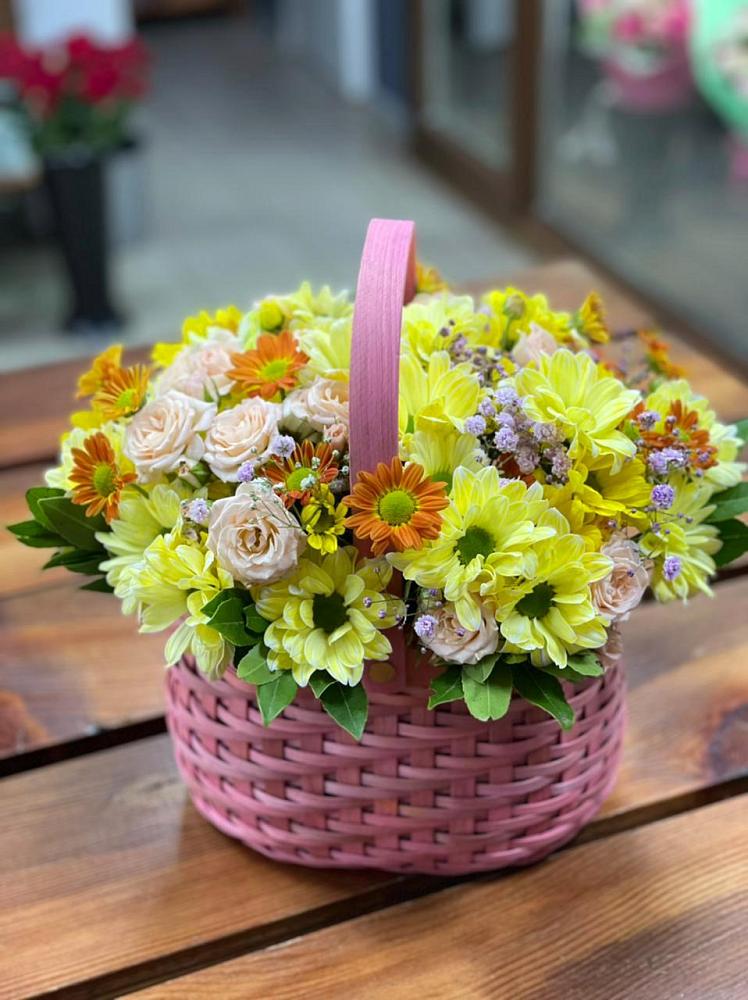 Цветочная композиция из Хризантемы и Розы в корзине в Нижнегорском