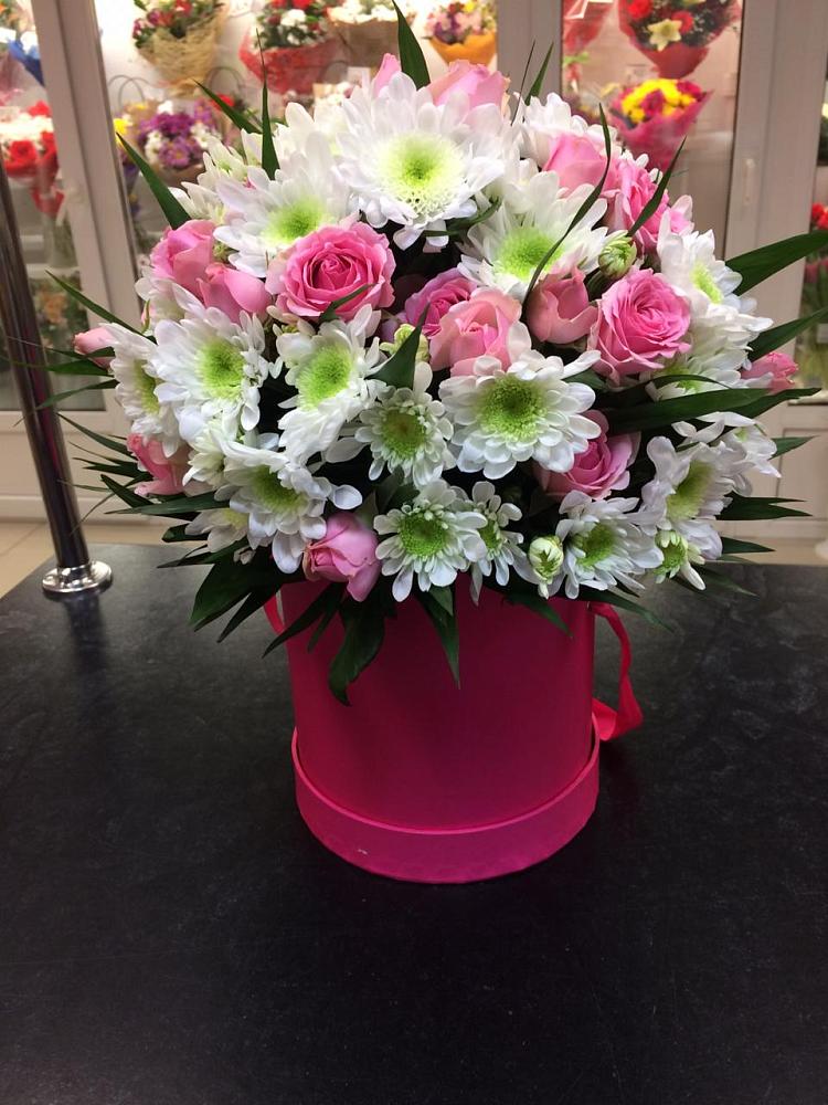 Цветочная композиция из Розы и Хризантемы в шляпной коробке в Нижнегорском