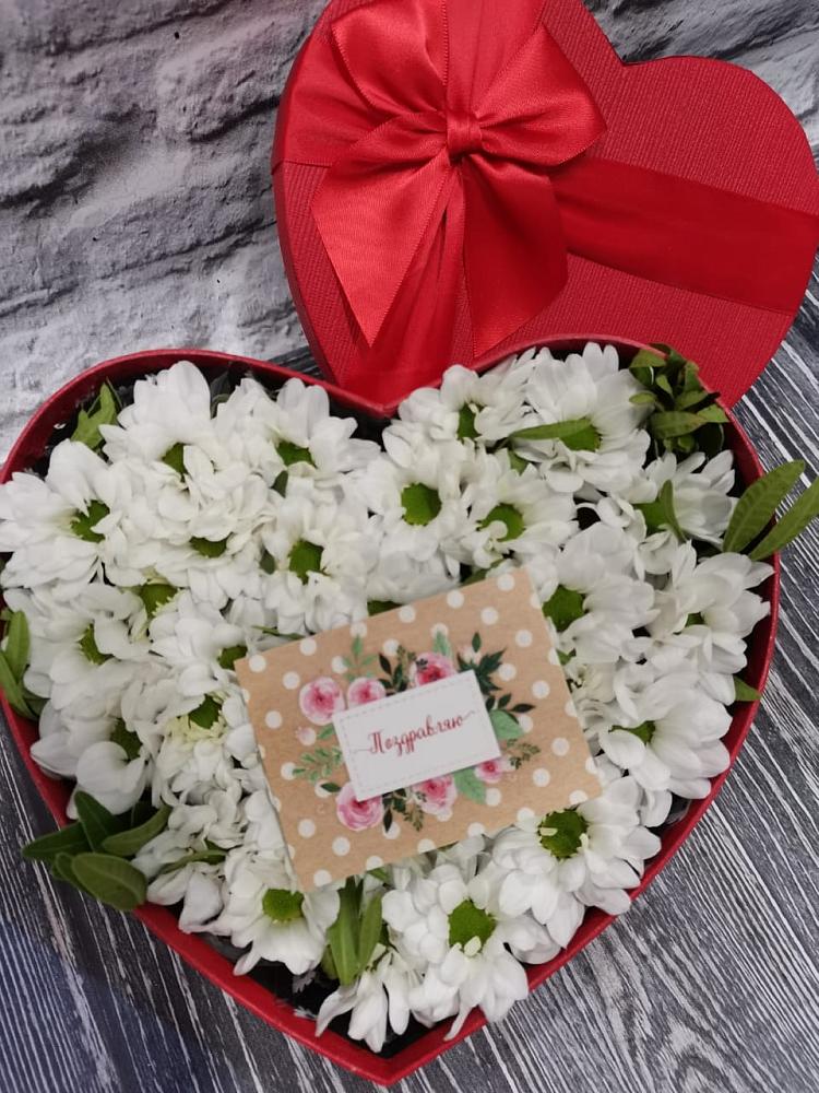 Цветочная композиция из Хризантемы в виде сердца в Нижнегорском