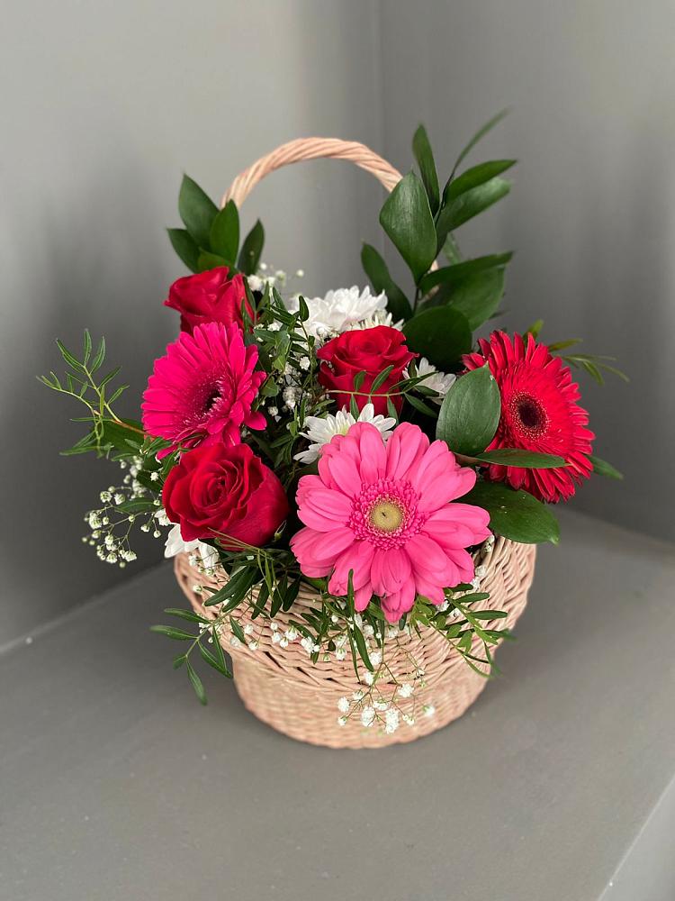 Цветочная композиция из Розы, Хризантемы и Герберы в корзине в Нижнегорском