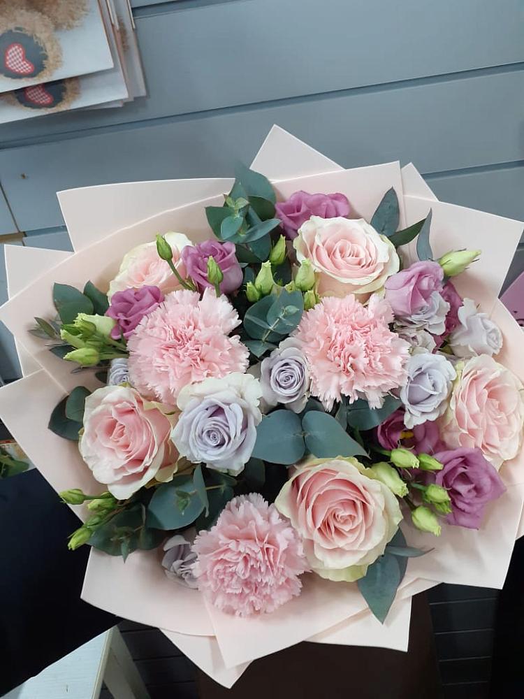 Букет цветов из: Розы, Гвоздики и Лизиантусы в Нижнегорском