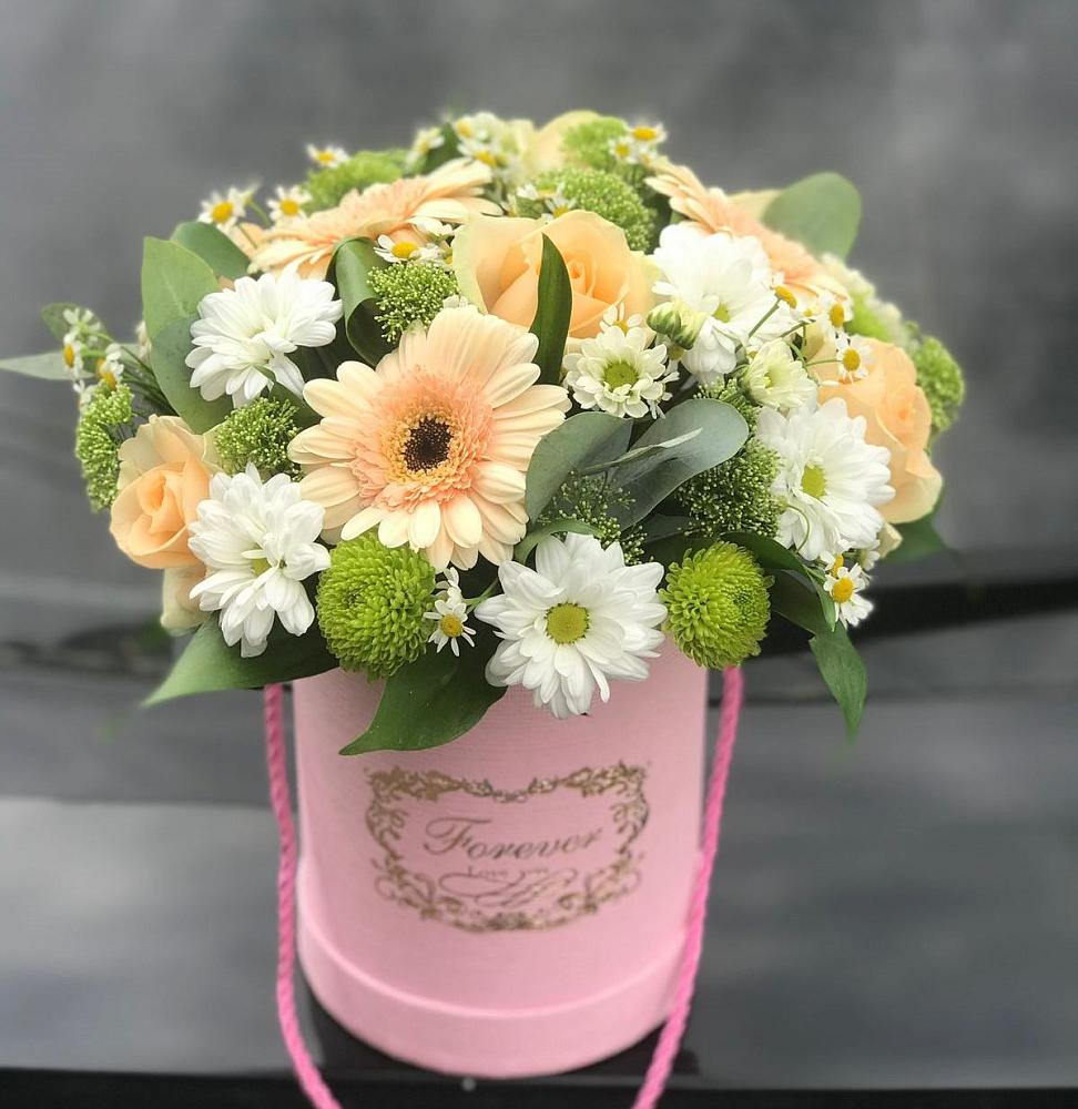 Цветочная композиция из Розы, Герберы и Хризантемы в шляпной коробке в Нижнегорском