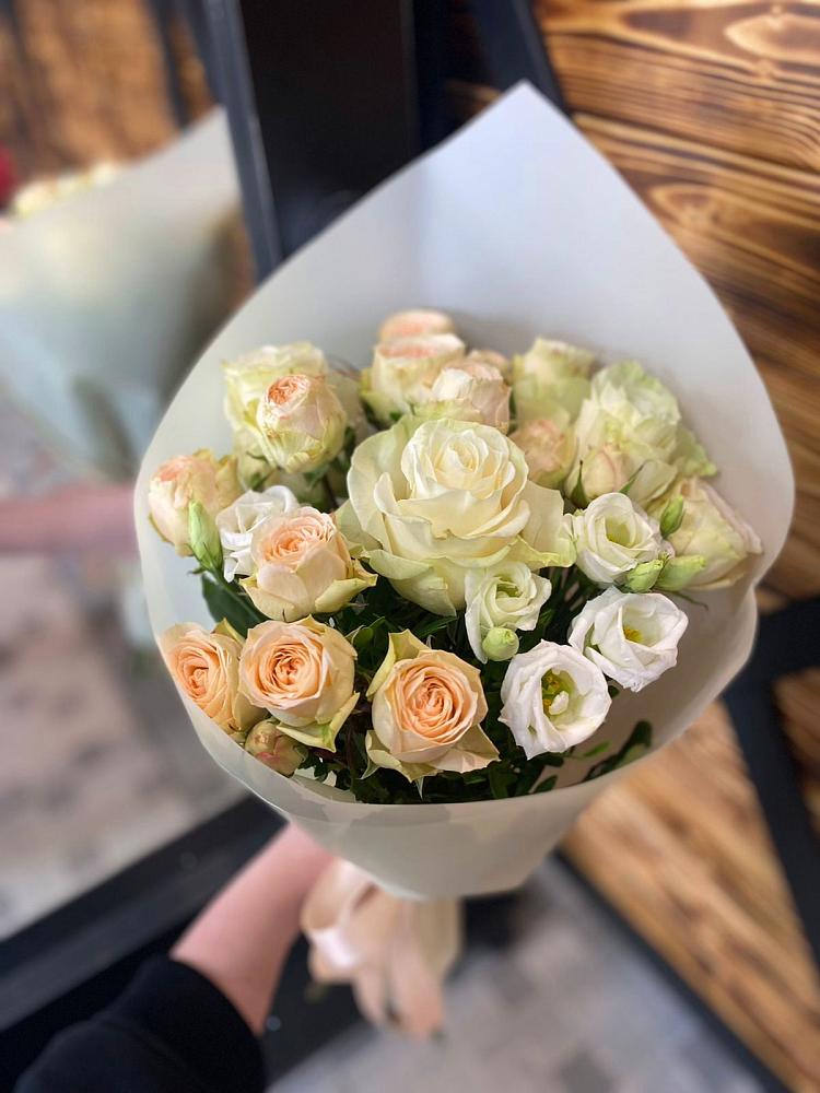 Букет цветов из: Розы и Лизиантусы в Нижнегорском